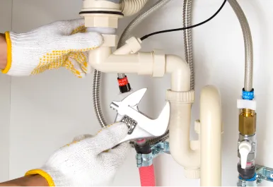 配管の接続部分を確認する作業のイメージ